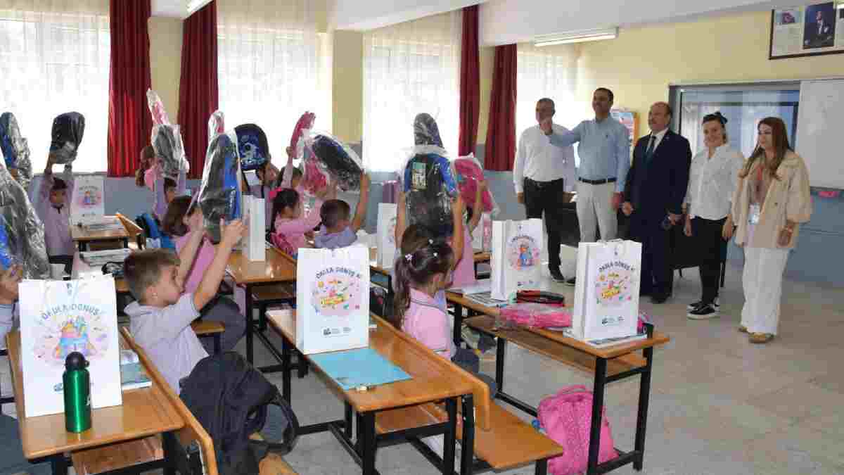 Büyükşehir'den bir örnek proje daha: 12 kırsal ilçede yüzlerce öğrenciye kırtasiye desteği ulaştırıldı