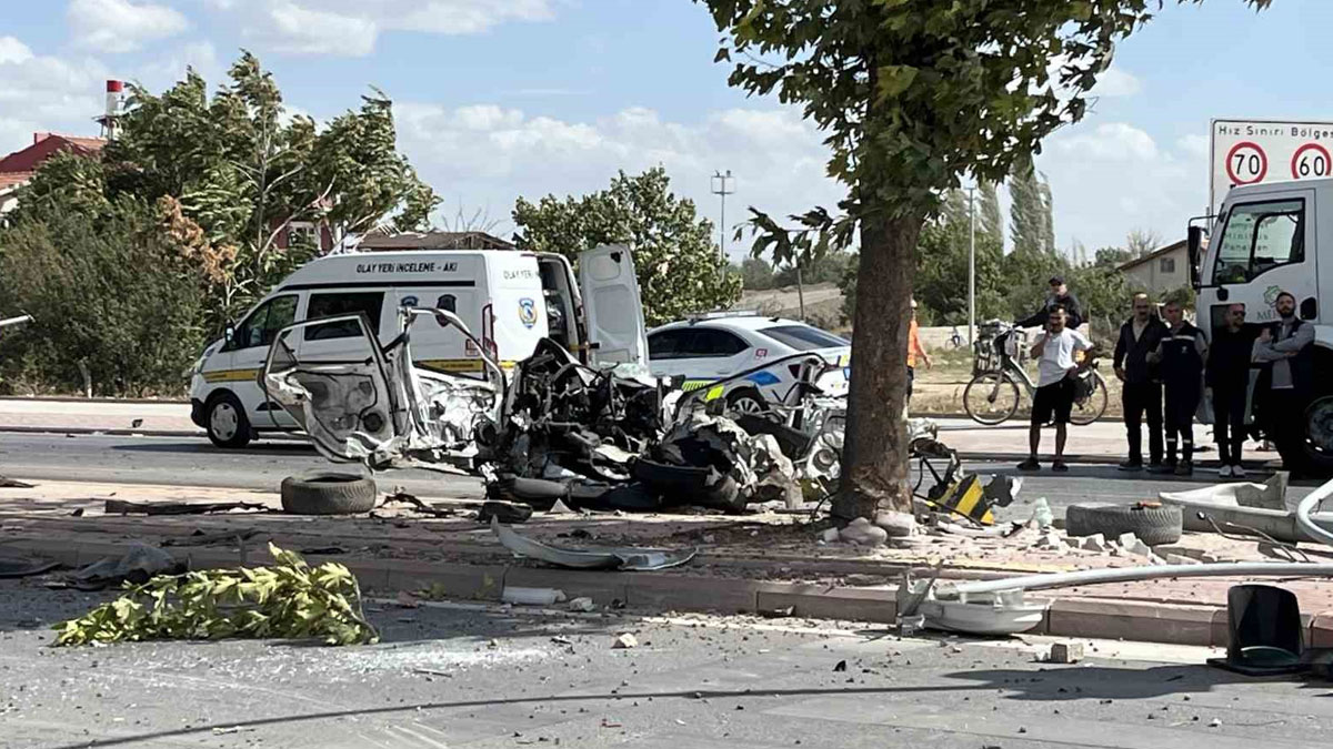 Konya’da kırmızı ışıkta feci kaza: Araç ikiye ayrıldı, 1 kişi hayatını kaybetti