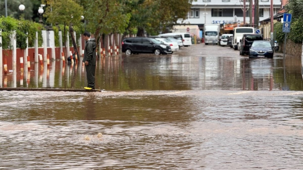 Ölüdeniz çamur deryasına döndü! Turkuazdan eser kalmadı: Fethiye'yi vuran şiddetli yağış sonrası rengi değişti!