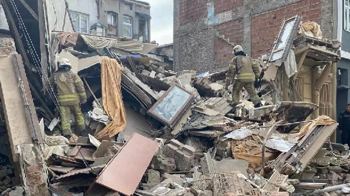 Fatih’te bina çöktü: Enkazda arama çalışması yapılıyor