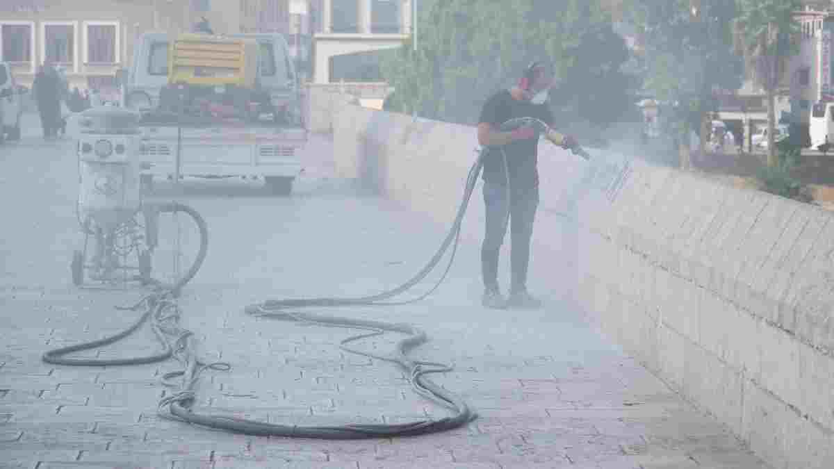 Taşköprü üzerine yazılan yazılar Büyükşehir’in uzman ekiplerince temizlendi