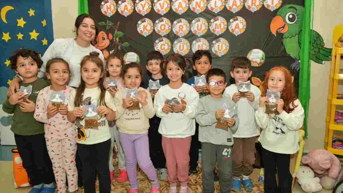 Minik kalplerden büyük destek: Esenyurtlu çocuklardan barınağa mama bağışı