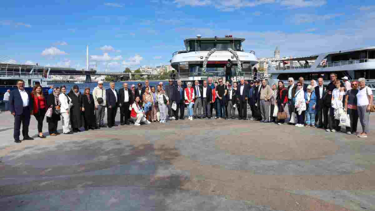 Küçükçekmeceli kadınlar İstanbul Boğazı'nda
