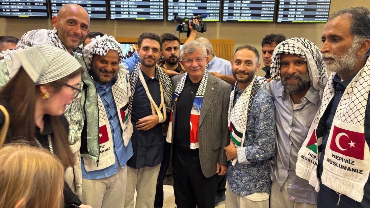 Davutoğlu Sumud Filosu aktivistlerini karşıladı: Adalet ve vicdan adına sefere çıkanlara sahip çıkacağız