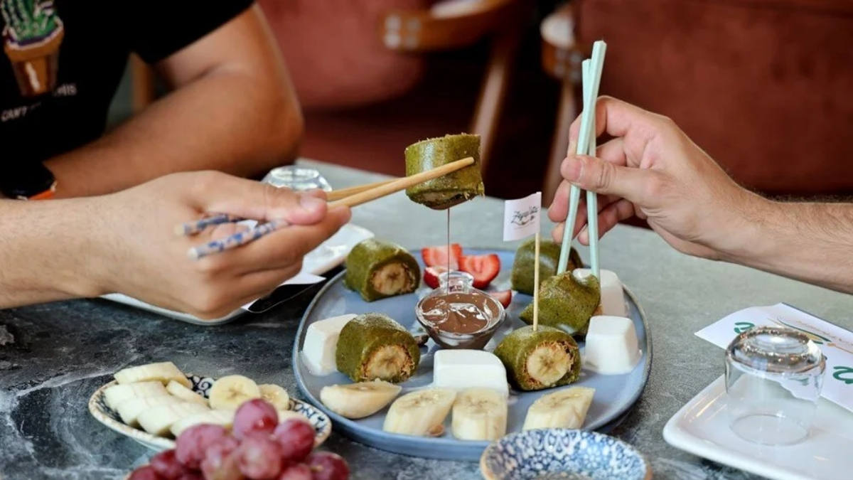 Gören suşi sanıyor ama has Türk kadayıfı! Yabancı misafirlerinden esinlendi ’Sushi Kadayıf’ yaptı