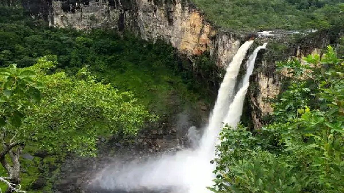 Dünyanın tek yukarı akan şelalesi! Sular gökyüzüne süzülüyor, gören gerçekliğine inanamıyor