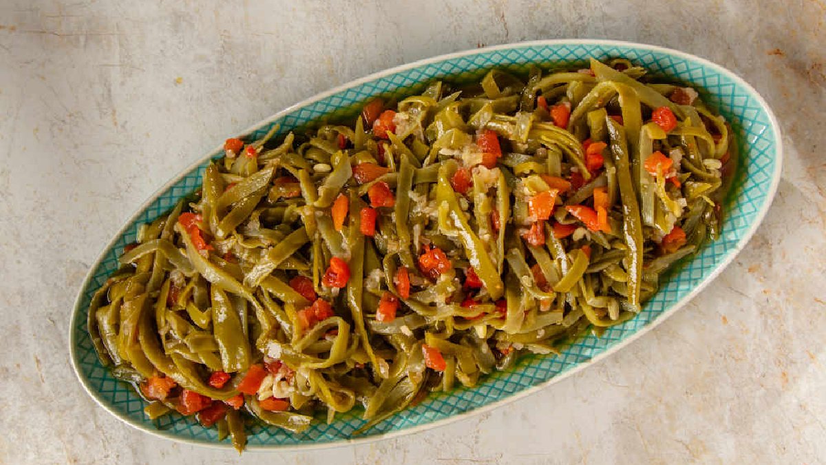 Mevsimi kapanmadan deneme zamanı! Bol domatesli fazla lezzetli: İşte taze fasulye tarifi…