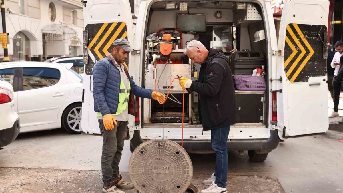 Sivas'ta olası facia kıl payı önlendi: Robot kamera kaydetti, yağmur suyu borusunun içinden doğalgaz hattı çıktı!