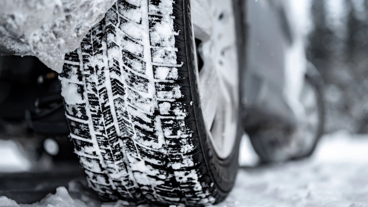 Araba sahipleri dikkat! Zorunlu kış lastiği uygulamasında tarihler değişti: Zorunluluk süresi uzatıldı