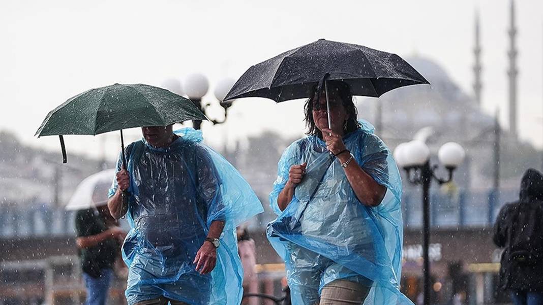 İstanbul'da hava kışa dönüyor! AKOM'dan sağanak ve fırtına uyarısı: Sıcaklık 12 dereceye düşecek