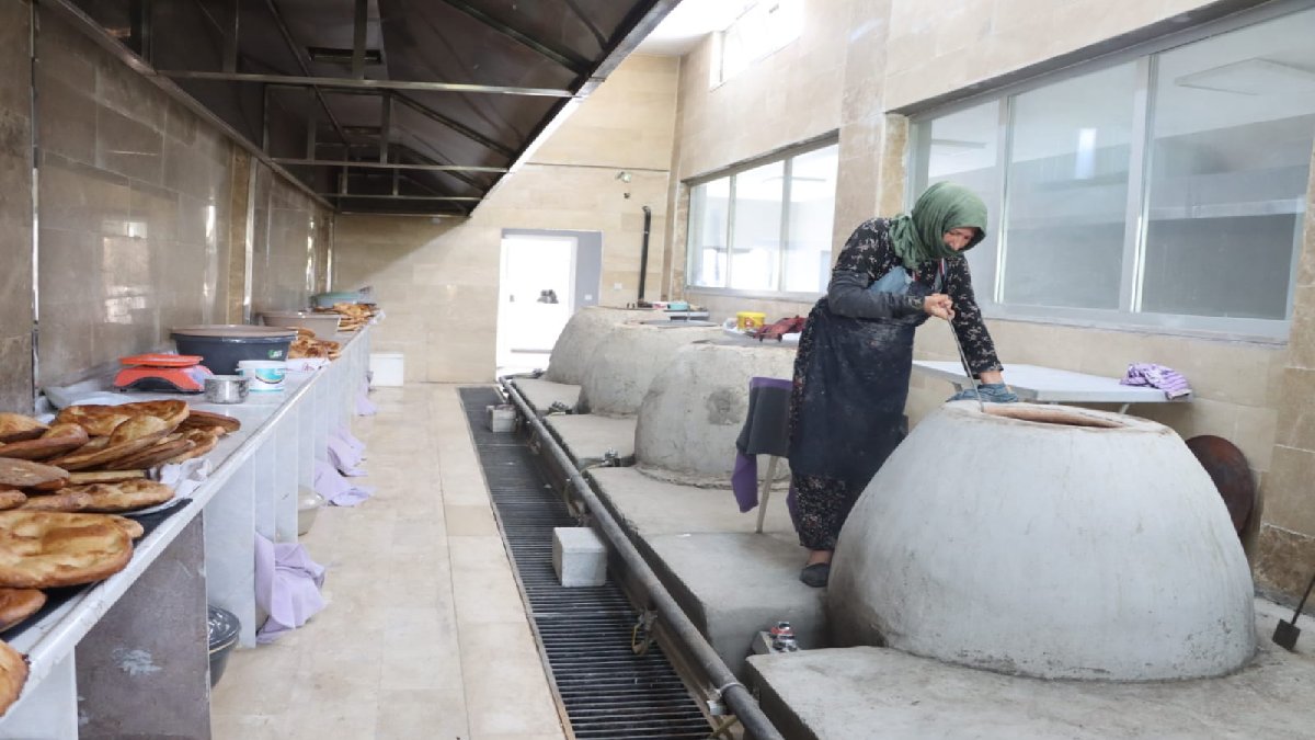 Bu işte yalnızca kadınlar var! Tandırda pişiriliyor, günlük 500 tanesi sıcak sıcak satılıyor