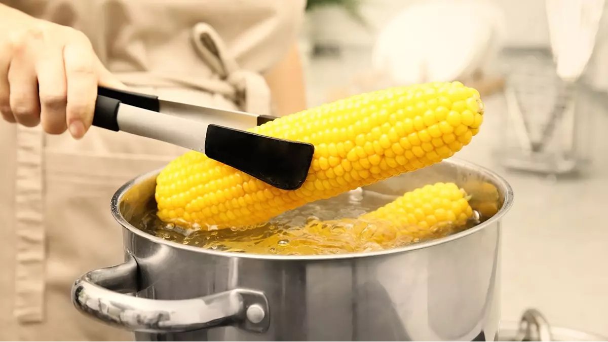 Mısır haşlarken içerisine 1 kaşık ekleyin! Anında lokum gibi oluyor