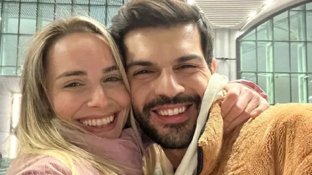 Oyuncu Tolga Mendi sevgilisi Damla Can ile umreye gitti! Çift takiplerinden tam not aldılar