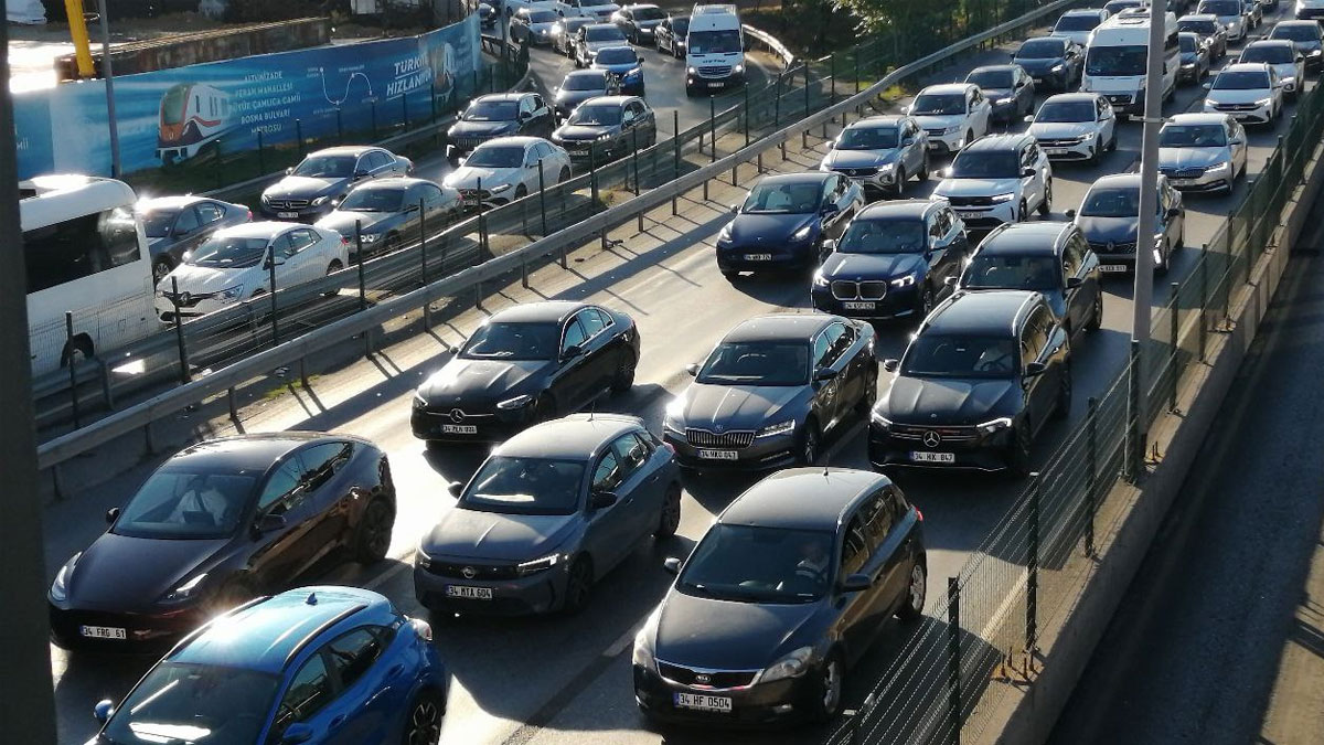 İstanbul trafiğinde pazartesi yoğunluğu