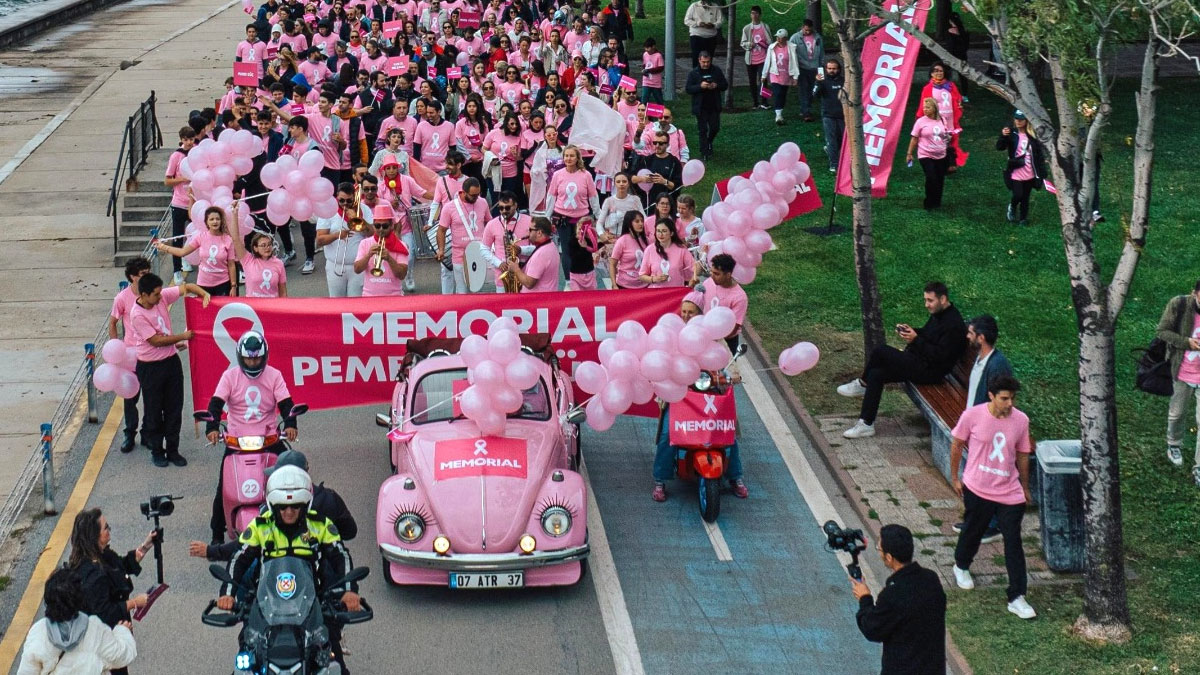 Meme kanseri farkındalığı için binlerce adım: Caddebostan sahilinde pembe yürüyüş