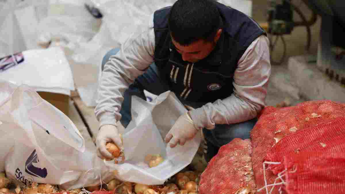 Büyükşehir Belediyesinden örnek destek: 10 ton kuru soğanı dar gelirli vatandaşlara dağıtacak
