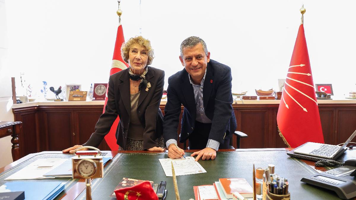 Ayşe Kulin CHP’ye üye oldu