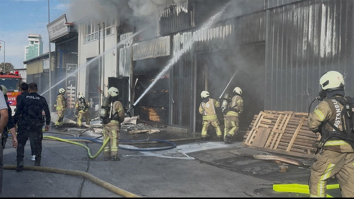Beylikdüzü'nde fabrika yangını! Kontrol altına alındı