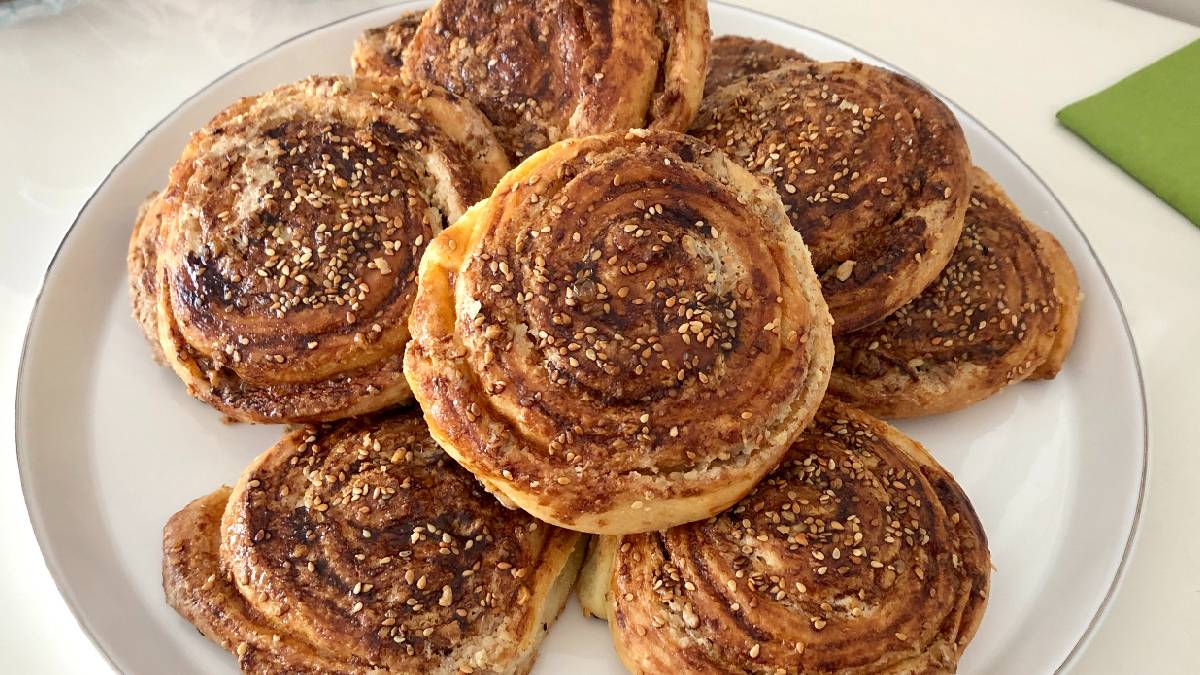 Fırından taşan lezzet! İster kahvaltıya ister beslenmeye: İşte enfes tahinli çörek tarifi