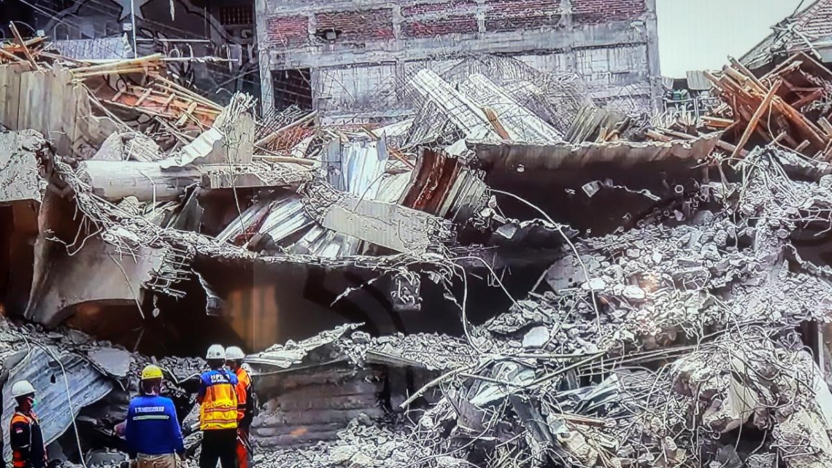 Endonezya'da kaçak kat çıkılan okul binası çöktü: Can kaybı 63'e yükseldi