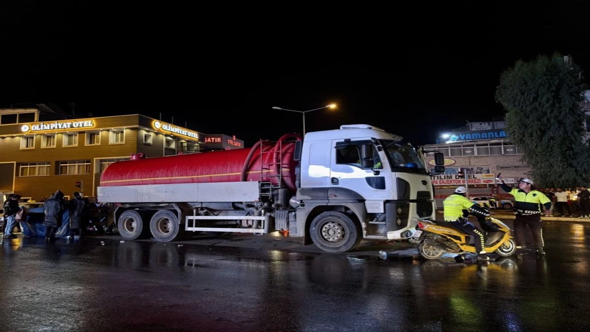 İzmir'de korkunç kaza: Vidanjörle çarpışan motosiklet sürücüsü yaşamını yitirdi