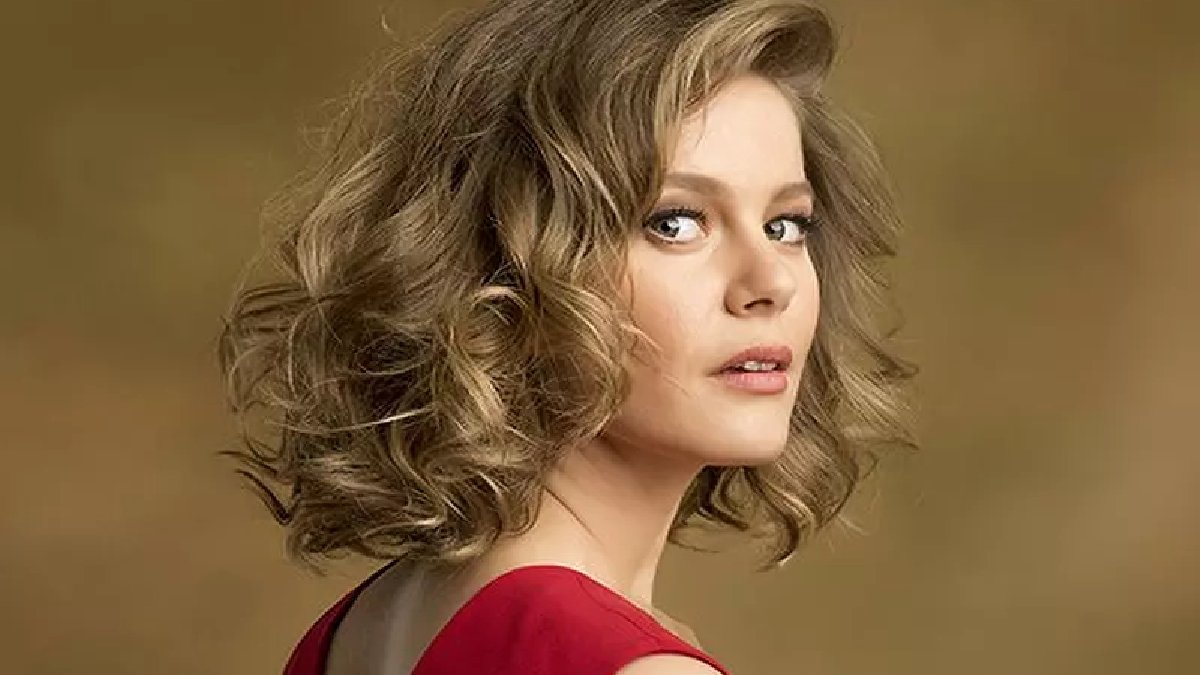 Ünlü oyuncu Burcu Biricik’ten halay şov! Düğünde gelinin de önüne geçti