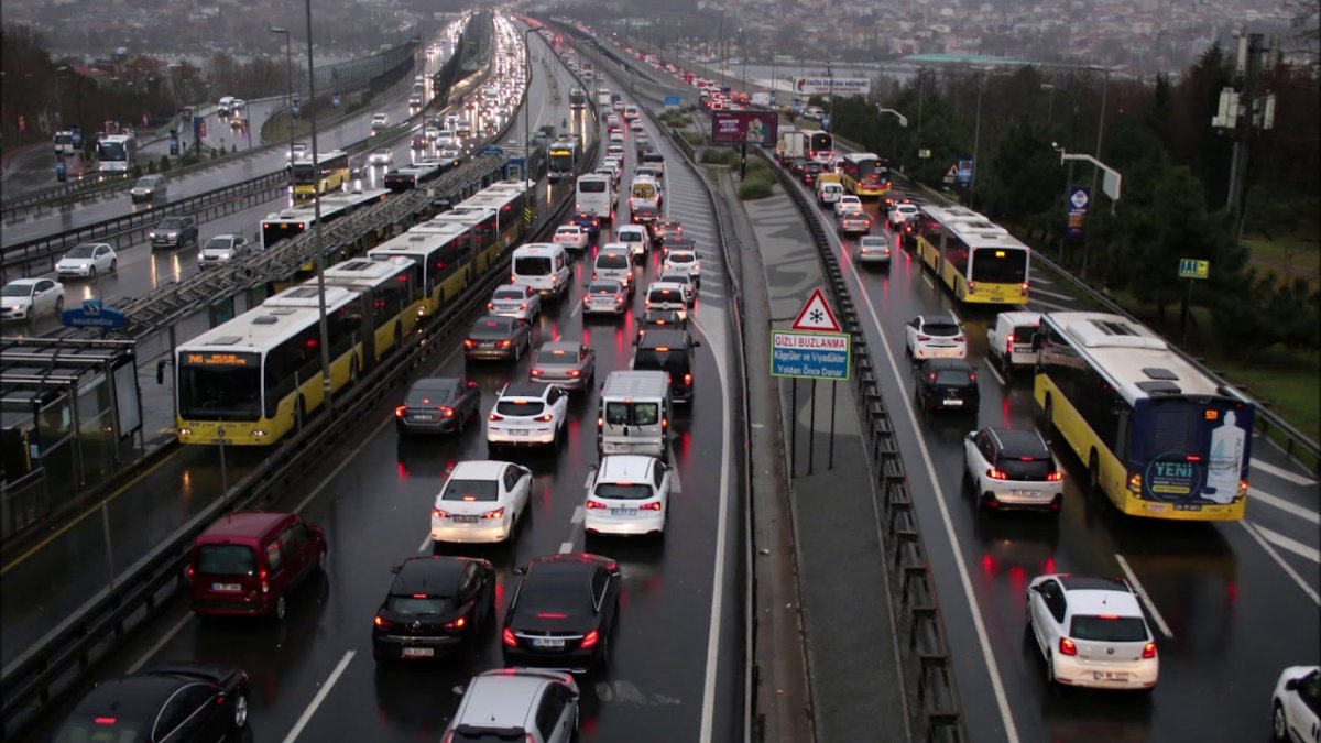 İstanbul’da yağış trafiği felç etti
