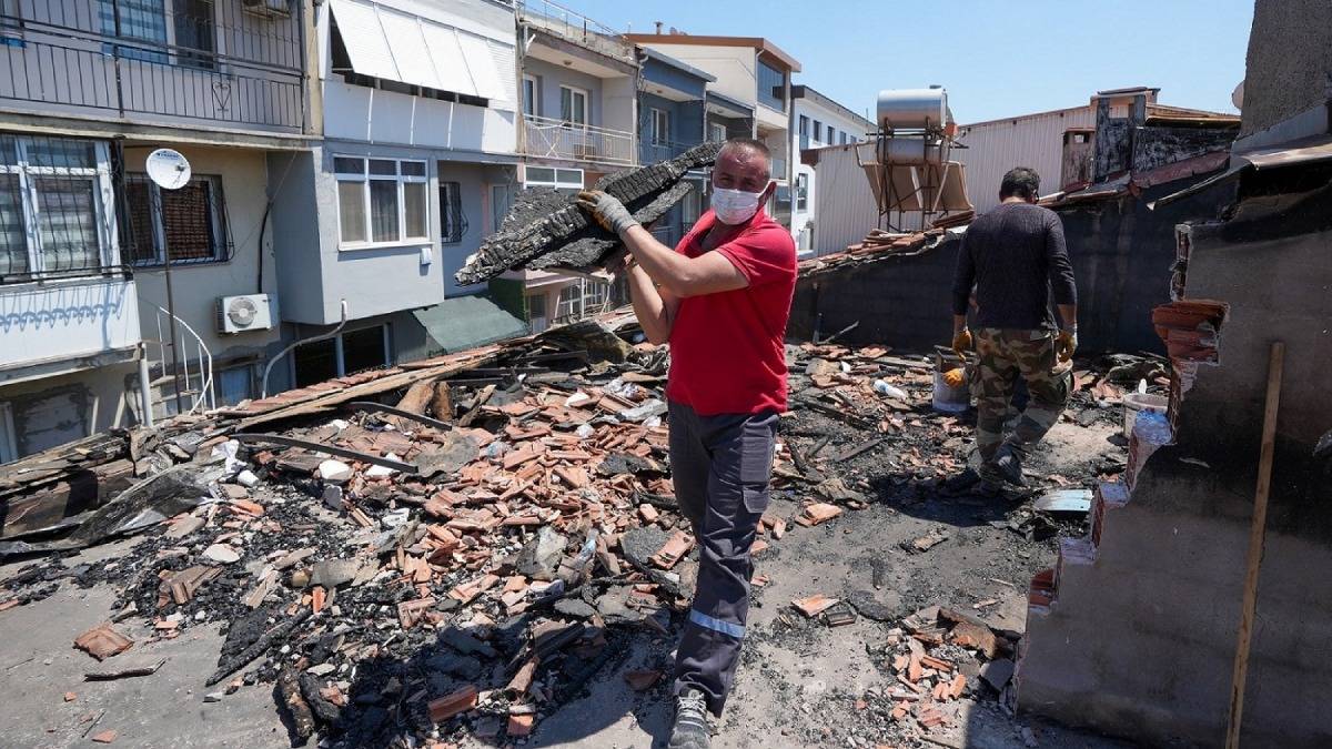 Yangında zarar gören evlere yardım eli: Belediye ekipleri ailelerin evini temizledi, tadilatını yaptı