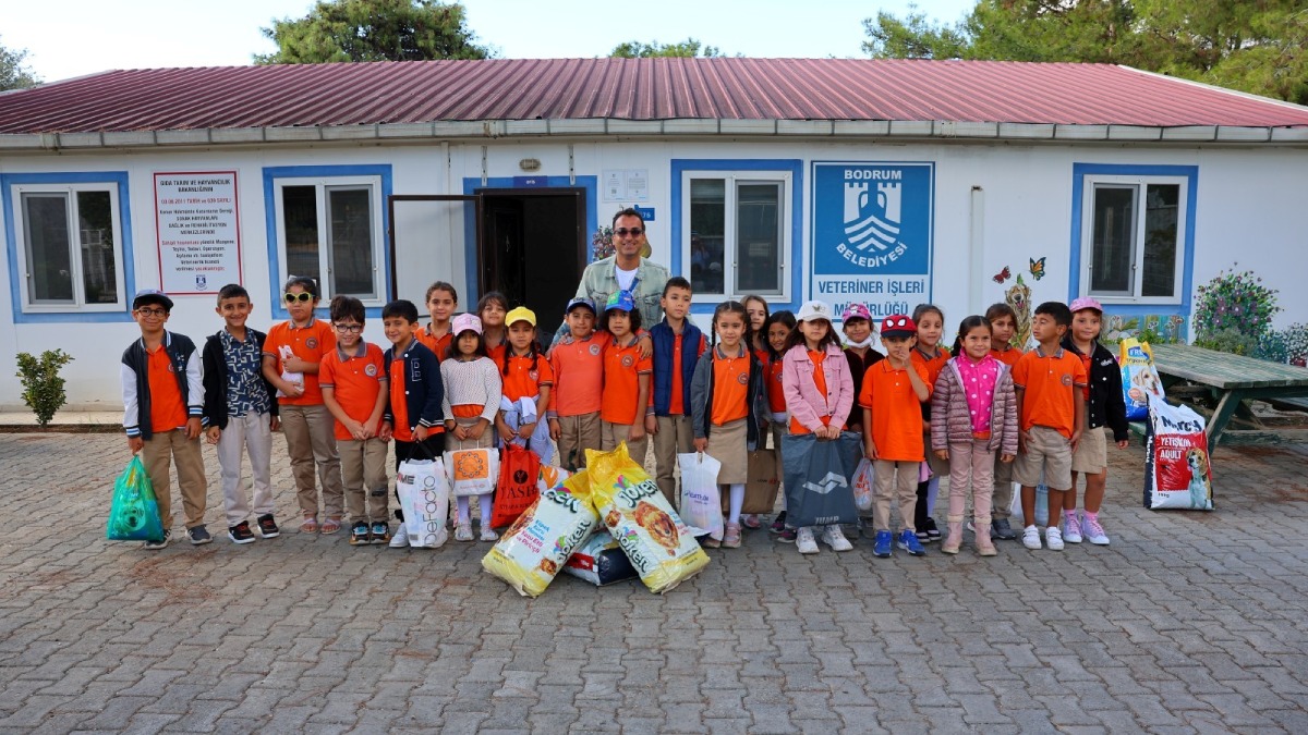 Bodrum Belediyesi sokaklardaki dostlarının yanında