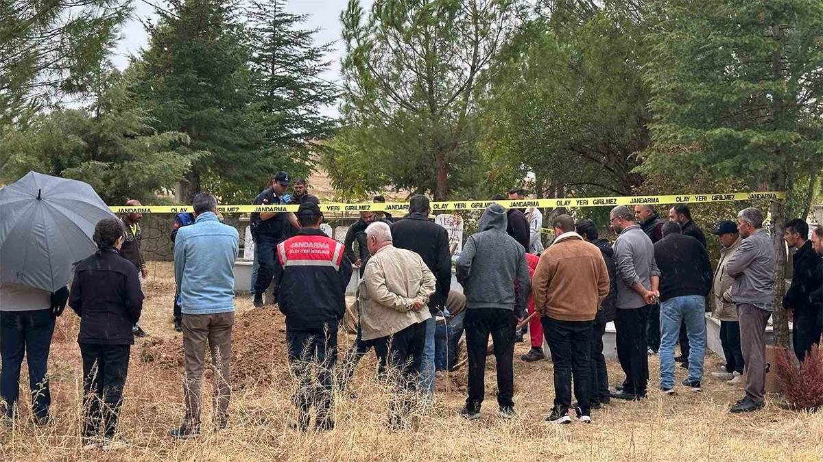 Uşak’ta hastanede cenazeler karıştı: Yanlış defin sonrası mezar yeniden açıldı