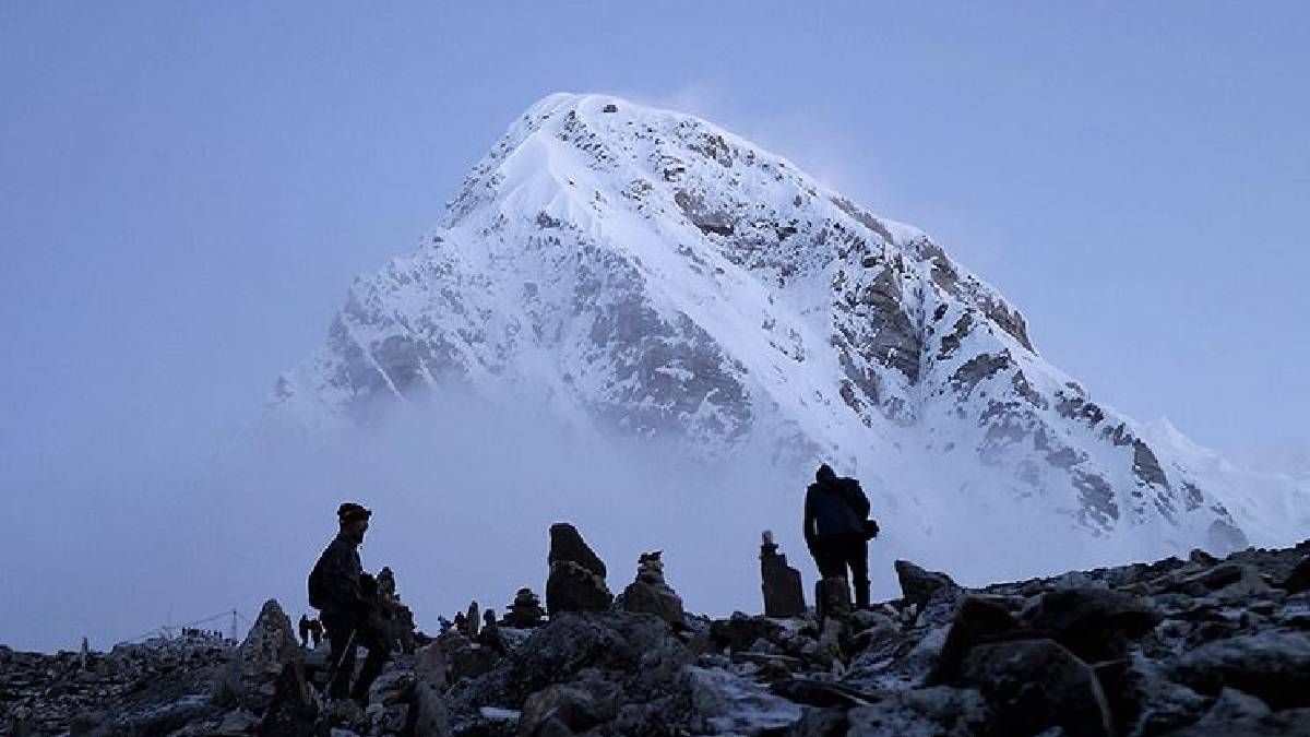 Everest’teki kar fırtınasında bir dağcı can verdi