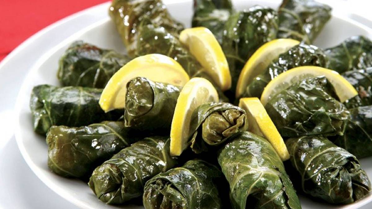 Karadeniz mutfağının incisi sofranızda! İşte adım adım ev yapımı kara lahana dolması tarifi