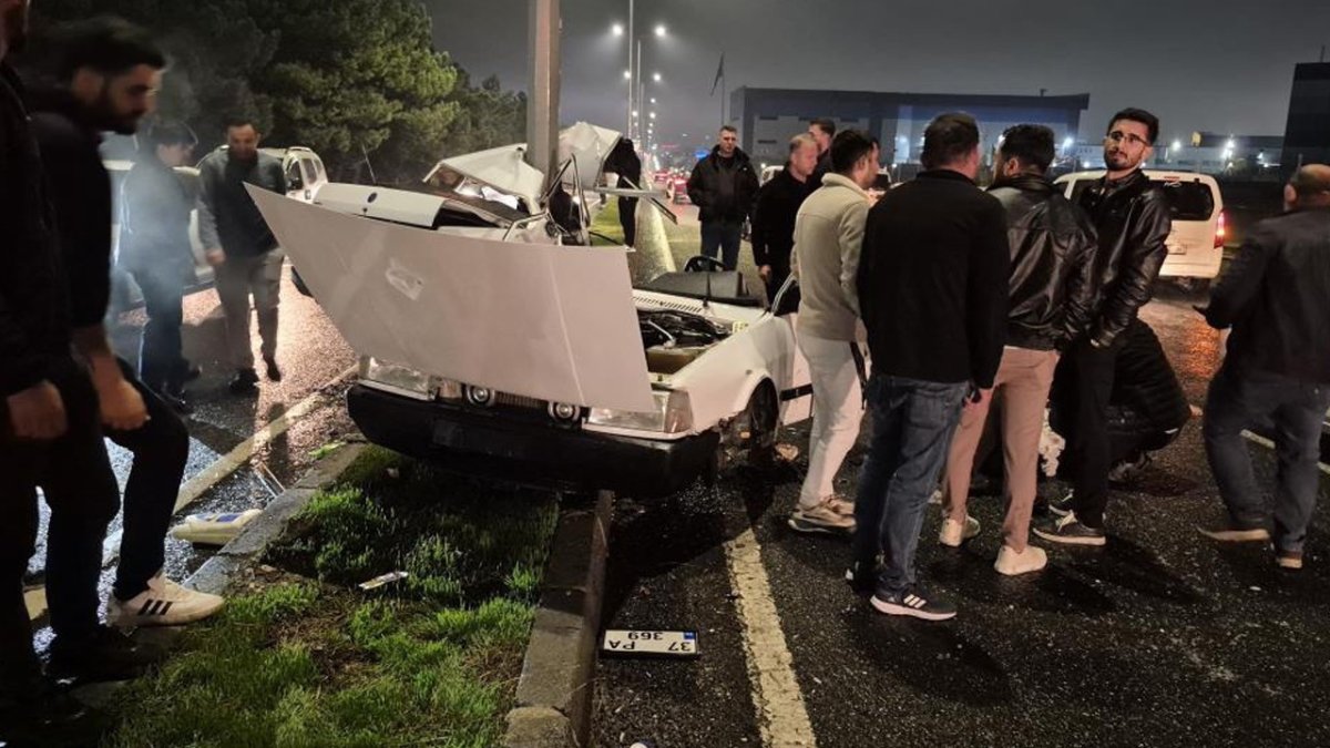 Aydınlatma direğine çarpan Tofaş kağıt gibi ikiye yırtıldı! Sürücü mucize eseri kurtuldu: O anlar kameralara böyle yansıdı