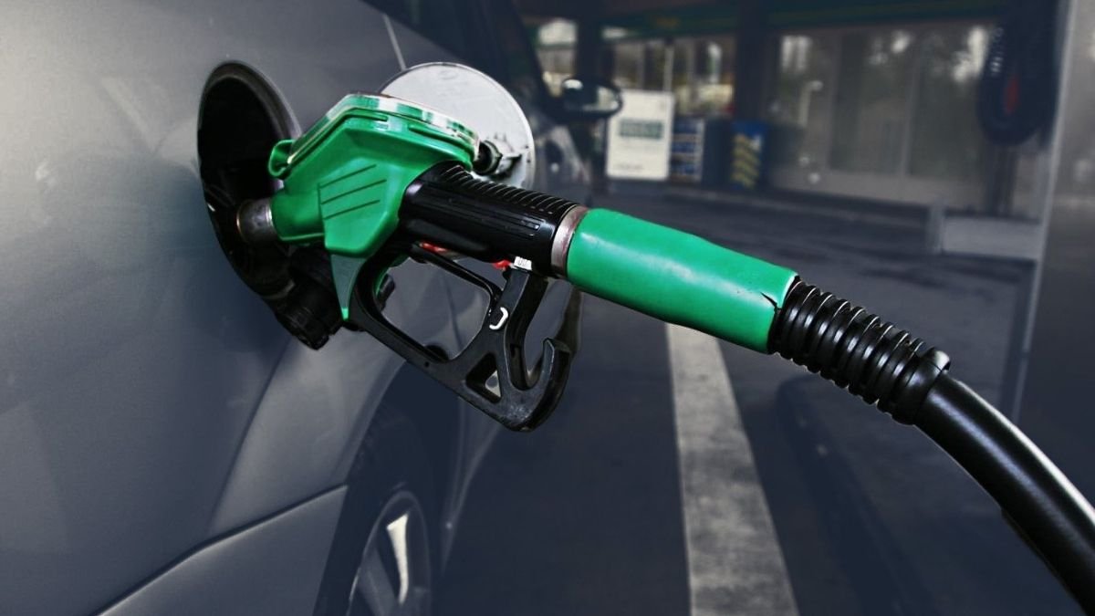 Benzin ve motorine indirim geldi: Yeni fiyatlar tabelaya yansıdı