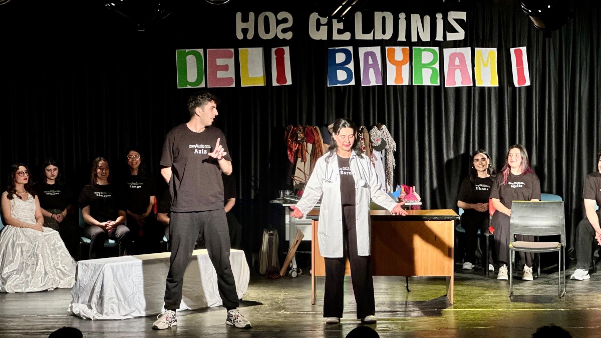 Genç İzmir’den tiyatroseverlere “Deli Bayramı” oyunu