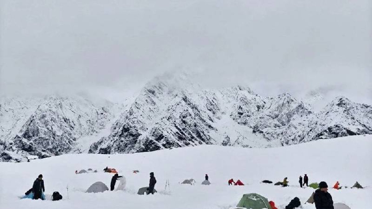 Everest'te mahsur kalan bin dağcı günler sonra kurtarıldı