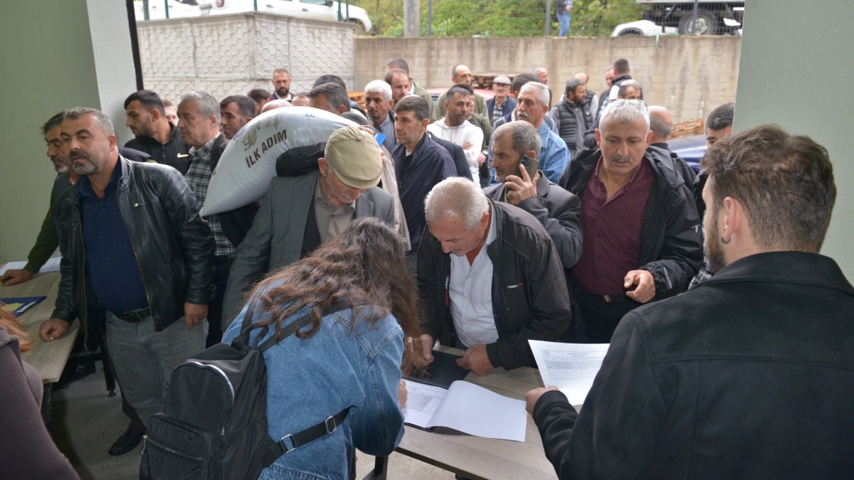 Büyükşehir'den çiftçinin maliyetini düşüren destek: Üreticilere yüksek verim sağlayan İtalyan çimi tohumu dağıtıldı