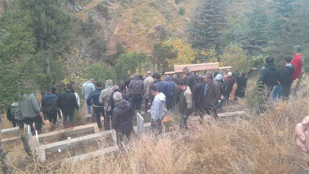 Yangında can veren kardeşler aynı tabutta toprağa verildi