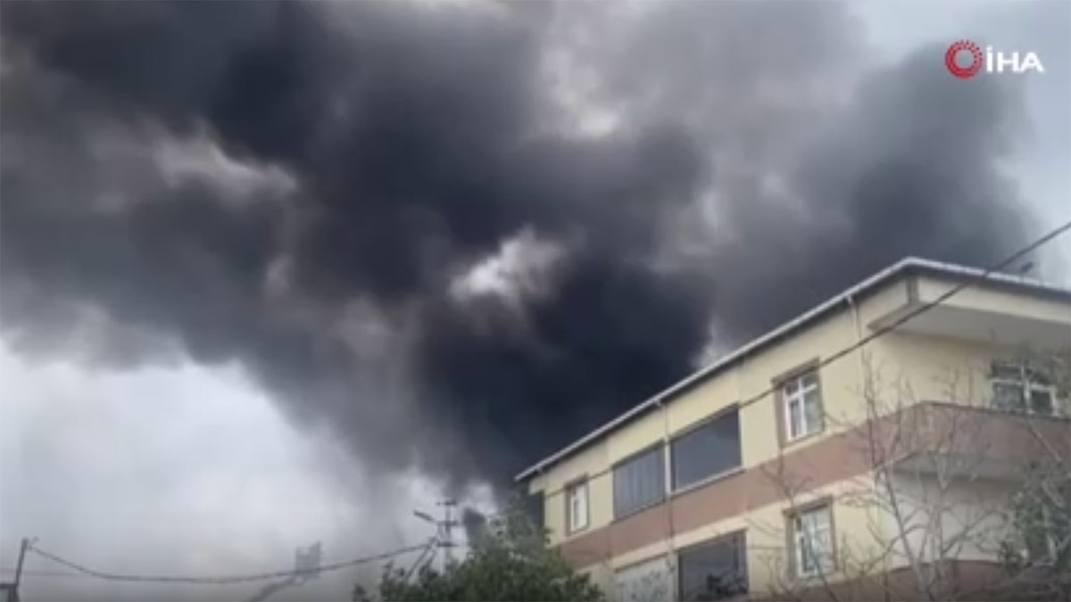 Ataşehir'de fabrika yangını! Müdahale sürüyor