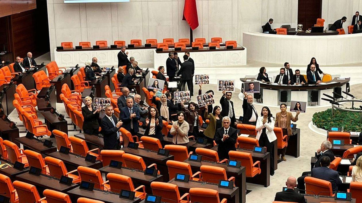 Meclis'te alkışlı ve pankartlı protesto: DEM Parti'den AİHM itirazına tepki