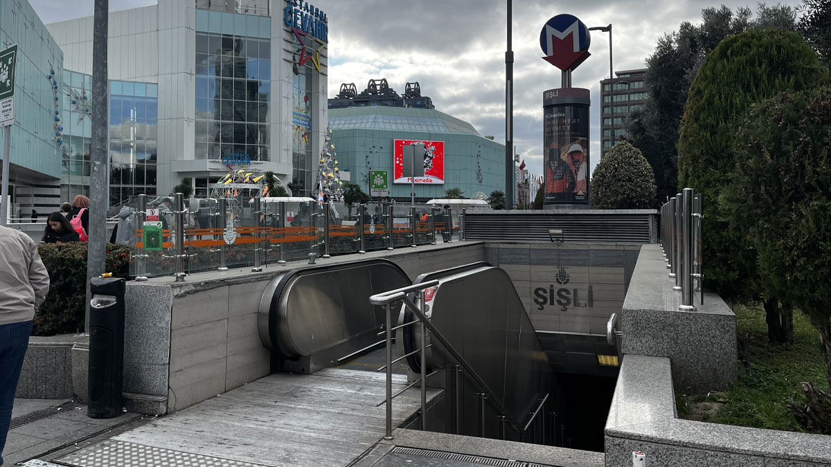 CHP mitingi öncesinde metro çıkışları kapatıldı