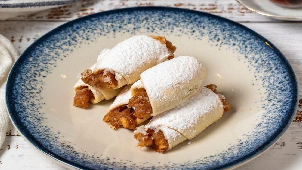 Eskimeyen klasik lezzet! Çayın yanına çok yakışıyor: İşte elmalı kurabiye tarifi…