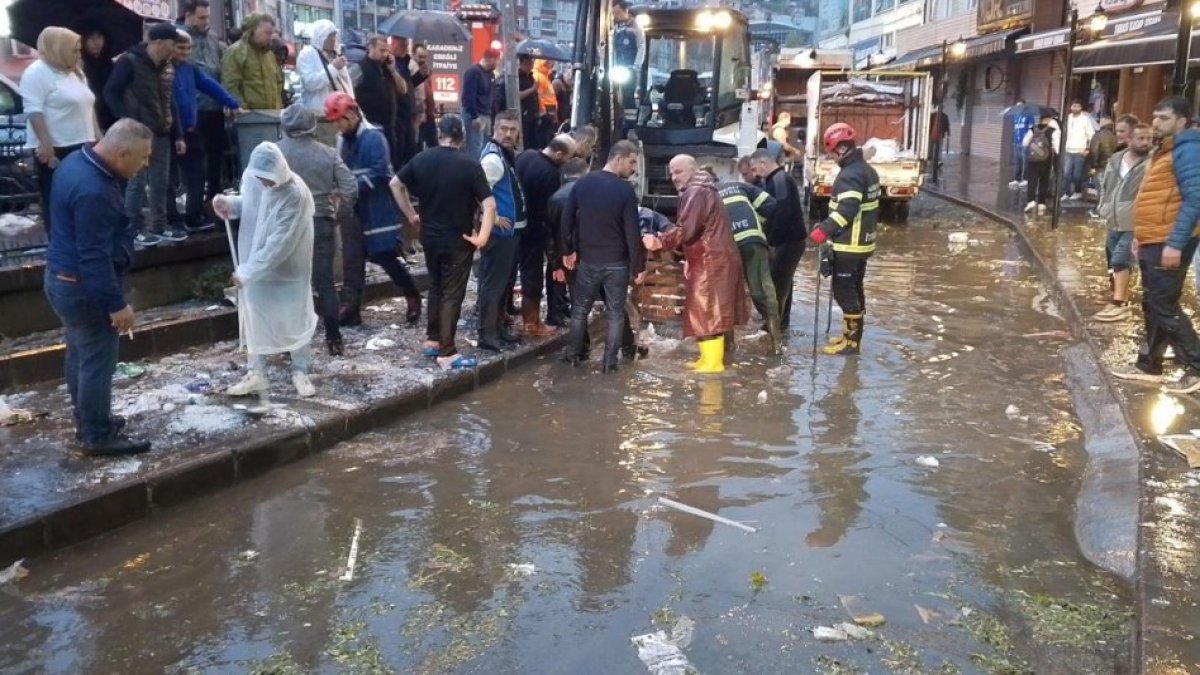 Zonguldak'ta sağanak hayatı felç etti: Caddeler göle döndü