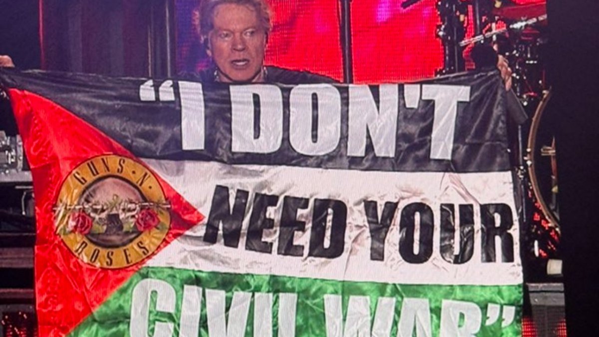 Guns N’ Rose solisti konserde Filistin bayrağı açtı