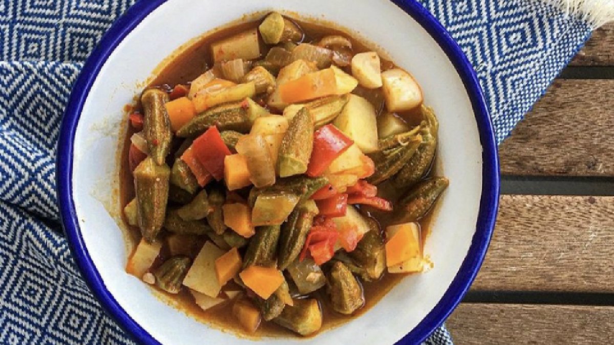 Asla salyalanmıyor! Yazın ayrı kışın ayrı güzel! Zeytinyağlı bamya tarifi…