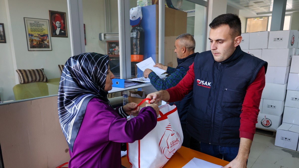 Uşak Belediyesi sosyal yardımlarla her haneye ulaşmaya devam ediyor
