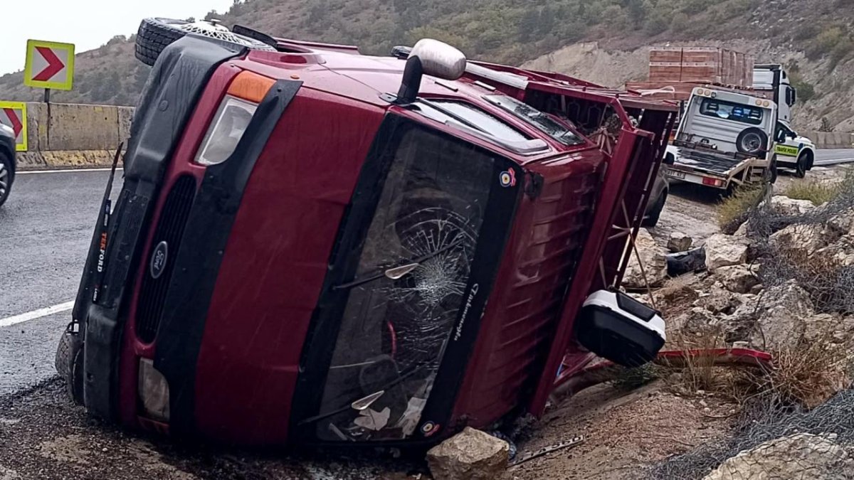 Karabük'te kaza: Kamyonet su kanalına devrildi, 5 kişi yaralandı