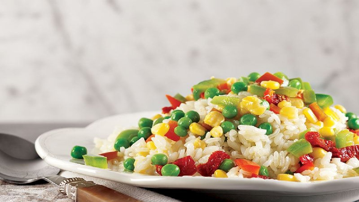 Çocuklar her gün renkli pilav isteyecek! Davet sofralarına çok yakışıyor, yapması da yormuyor