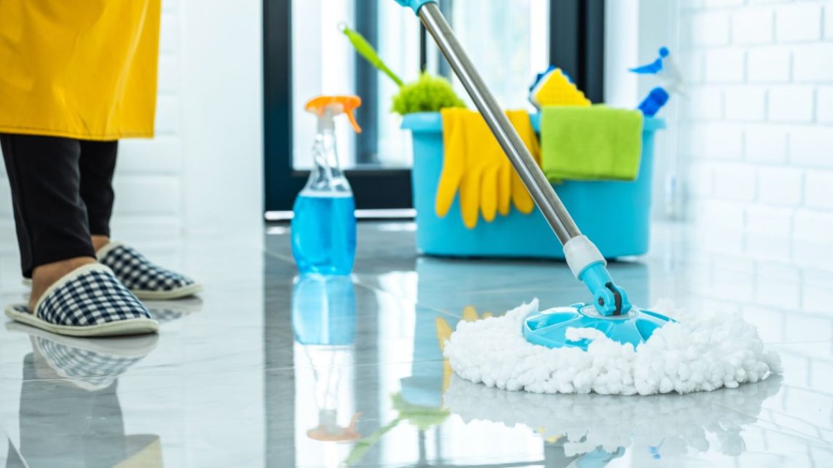 "Yumuşatıcıyı yer silme suyuna koymak da nereden çıktı?" demeyin! Parke ve fayansları ayna gibi yapan o sır