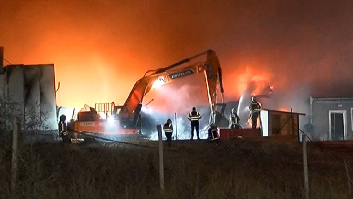 Ankara’da gece yarısı paniği! Sanayi bölgesinde büyük yangın çıktı,  ekipler 4 saat çalıştı
